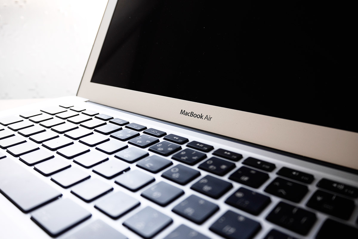 macbook air 13インチ斜めからキーボード拡大