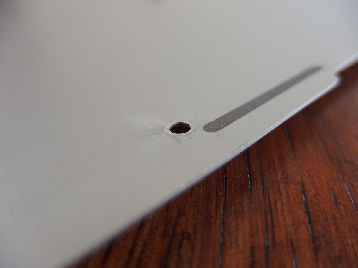 macbook air ネジ穴のバリをヤスリで削りとった後