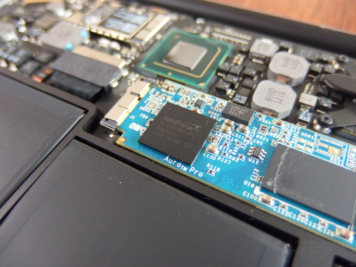 macbook air SSDの緩衝材取り外し